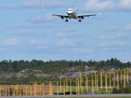 Lentokone laskeutuu kiitotielle.