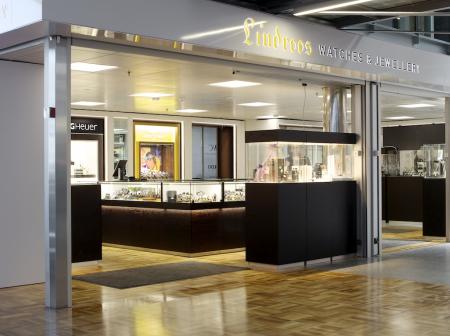 A storefront of Lindroos store.