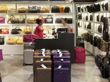 A luggae and handbag store at airport.