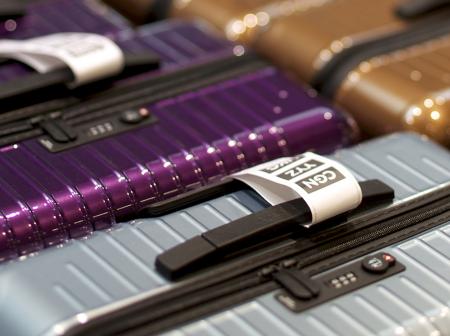 Matkalaukkuja joissa tunnistetägit.