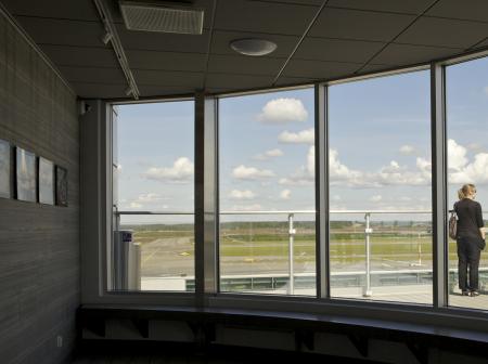 A family watching Helsinki Airport from a scenic terrace.