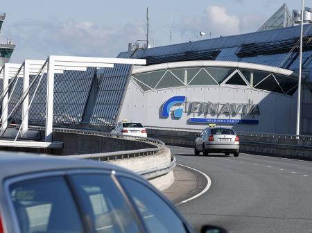 Takseja ajaa Helsinki-Vantaa lentoaseman T2.