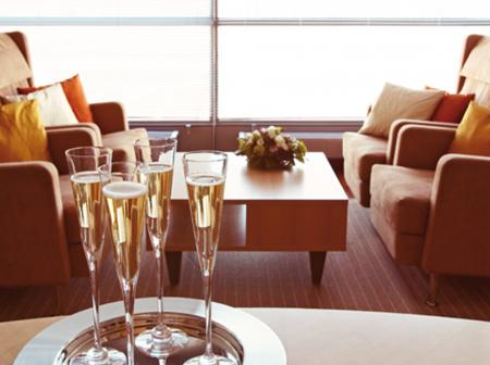 Champagne in glasses in a luxyry lounge.