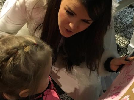 Saara Aalto is interacting with her young fan.