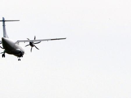 Laskeutuva lentokone.