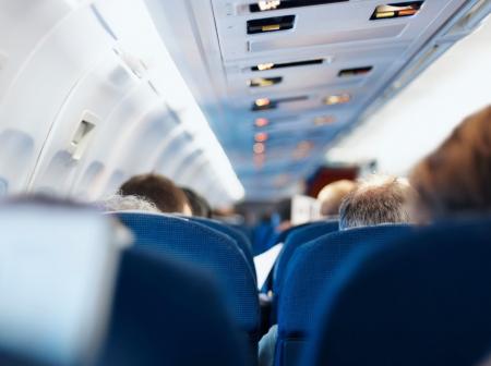 Matkustajat istuvat lentokoneessa.