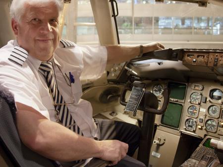 Lentäjä lentokoneen ohjaamossa.