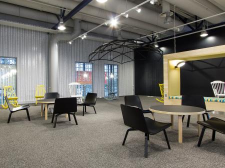 Lentokentän lounge, jossa design huonekaluja.