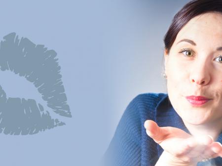 Nainen lähettää lentosuukon