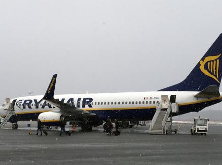 Ryanair lentokone lentoasemalla.