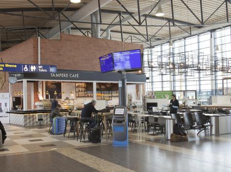 Tampere Cafe:n edusta Tampereen lentoasemalla.