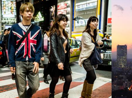 Paikallisia ylittämässä tietä Tokion keskustassa ja Tokyo Tower illalla.