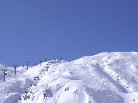 Laskettelurinne kaukaa.