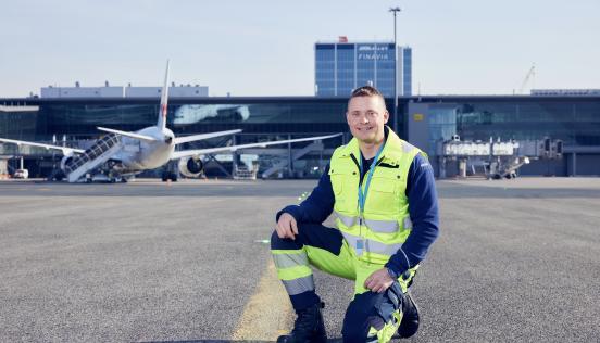 Jarko Siikava kyykyssä asematasolla aurinkoisena päivänä.