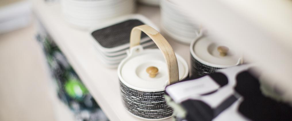 Marimekon tuotteita Marimekon kaupassa Helsinki-Vantaalla.