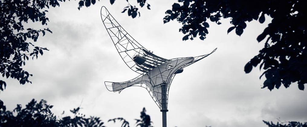 Stefan Lindforsin lintuveistos Helsinki-Vantaalla