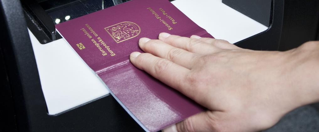 Automaattinen passintarkastus Helsinki-Vantaan lentoasemalla.