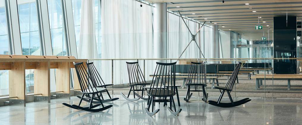 Madamoiselle-keinut eteläsiivessä