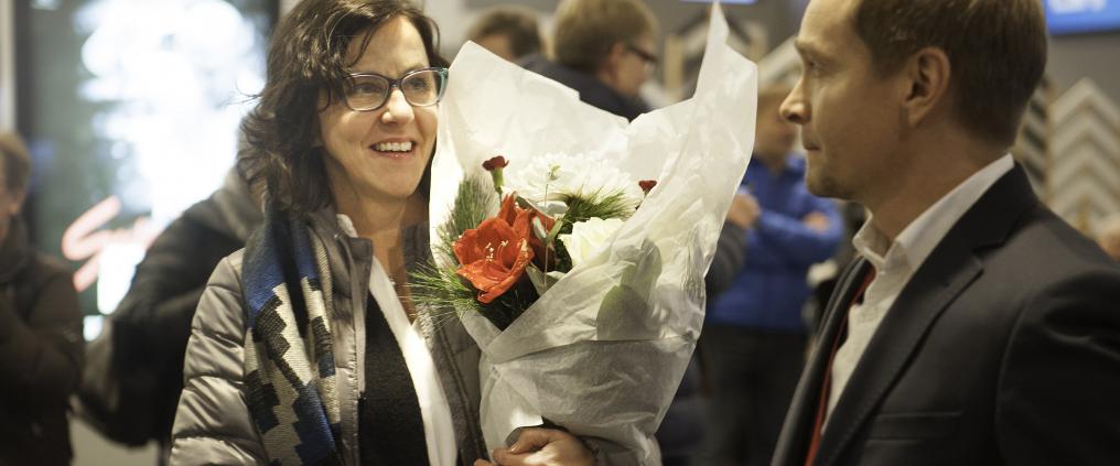 Miljoonas matkustaja ja lentoaseman päällikkö.