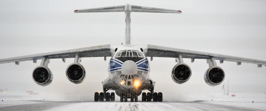 Pandoja kuljettava lentokone Helsinki-Vantaan lentoasemalla.