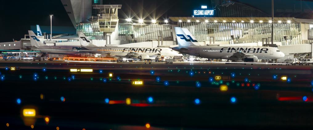 Helsinki-Vantaa lentoasema yöllä.