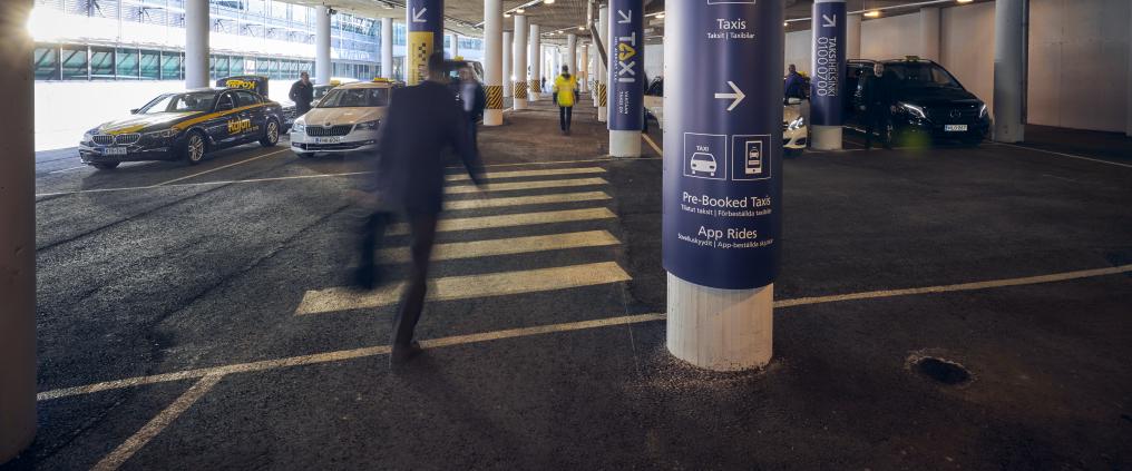 Matkustaja kävelemässä taksiasemalle.
