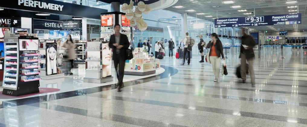 Helsinki-Vantaan lentoaseman DutyFree-myymälä ja matkustajia.