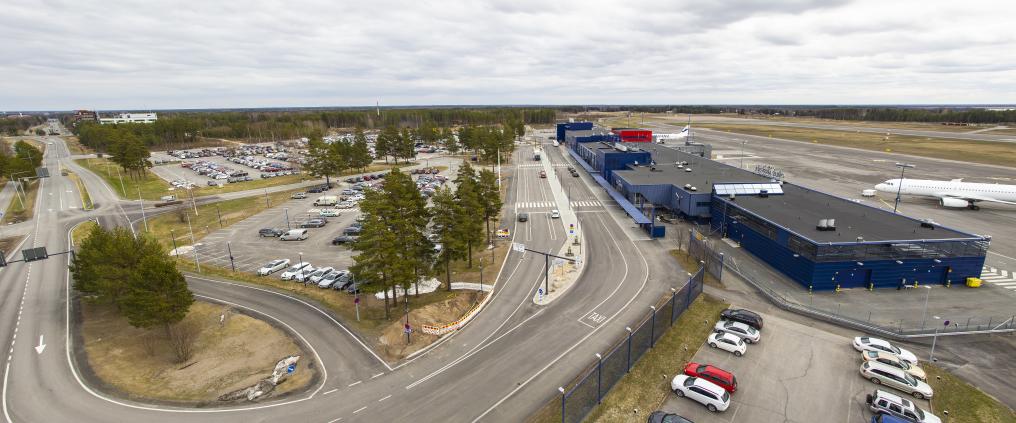 Oulun lentoaseman pysäköintialueet linnun perspektiivistä.