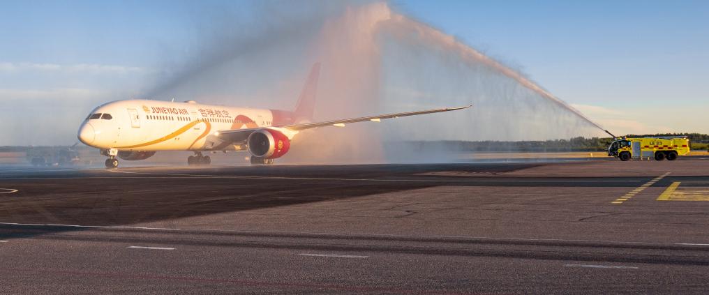 Juneyao airplane getting a water salute.