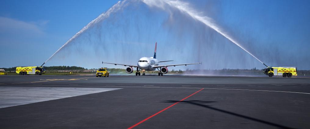 Air Serbia lentokone saamassa vesisuihkutervehdyksen.