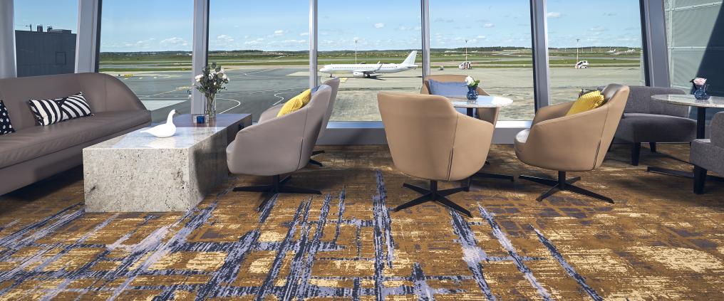 Plaza Premium Loungen nojatuolit, joista näkee lentokentälle. 