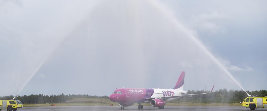 Wizz Airin lentokone saa vesitervehdyksen. 