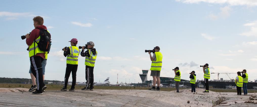 Spotters photographing planes at HELspotting day
