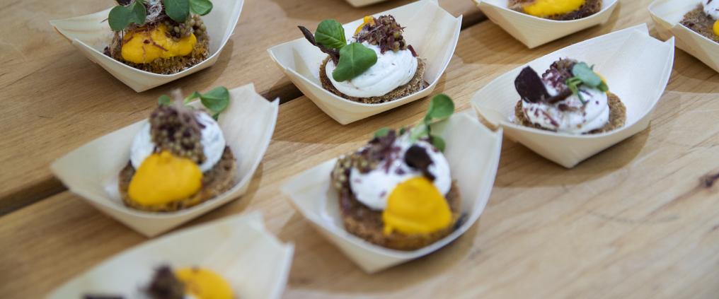 Koristeltuja pieniä leipiä.