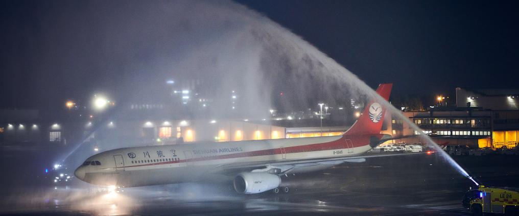 Sichuan Airlinesin lentokone saa vesitervehdyksen eli paloautot suihkuttavat vettä koneen päälle. 