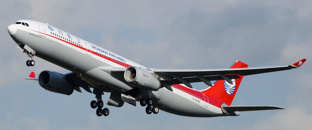 Sichuan Airlinesin lentokone nousemassa taivaalle.