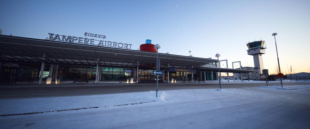 Tampere-Pirkkalan lentoaseman edusta lumisessa maisemassa. 