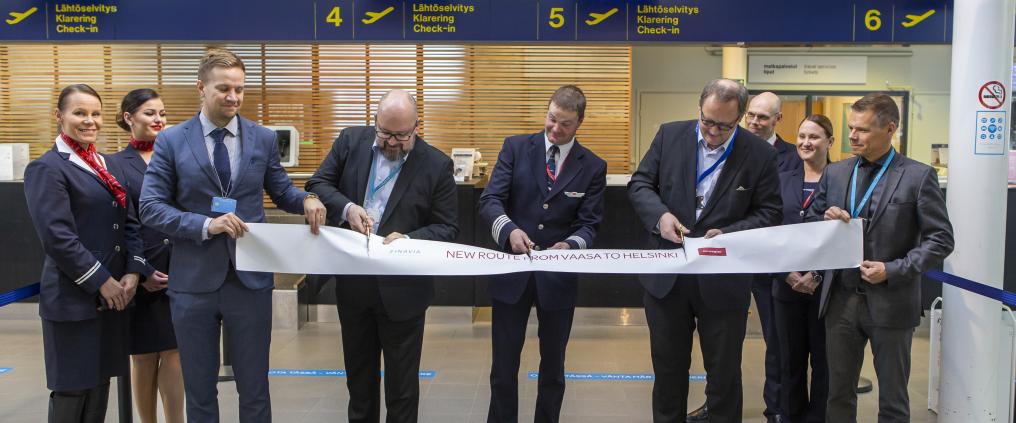 Nauhan leikkaus Vaasa-Helsinki -reitin avajaisissa