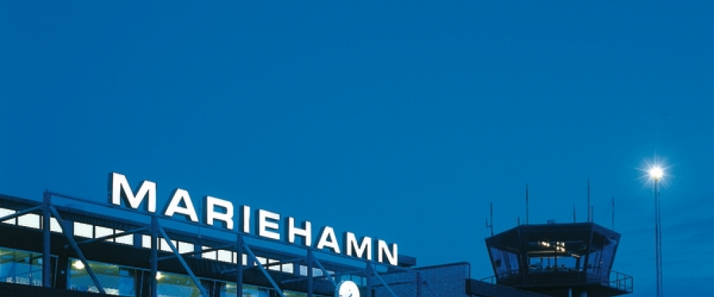 Maarianhaminan terminaali illalla