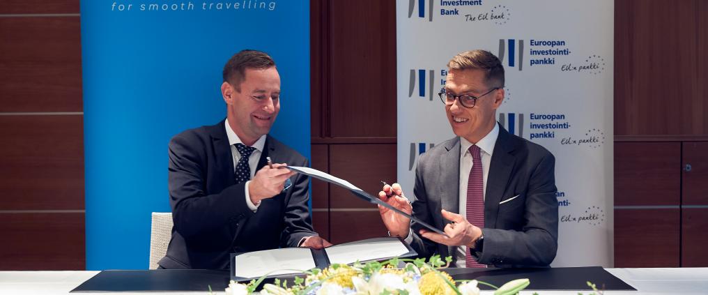 Finavia CEO Kimmo Mäki and EIB Vice-President Alexander Stubb signing the loan agreement