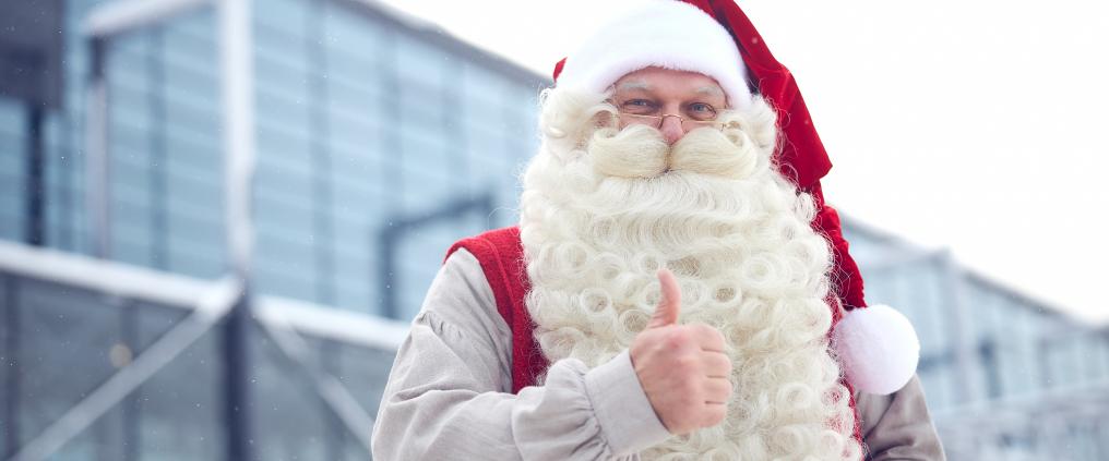 Joulupukki kannustaa Rovaniemen lentoasemalla
