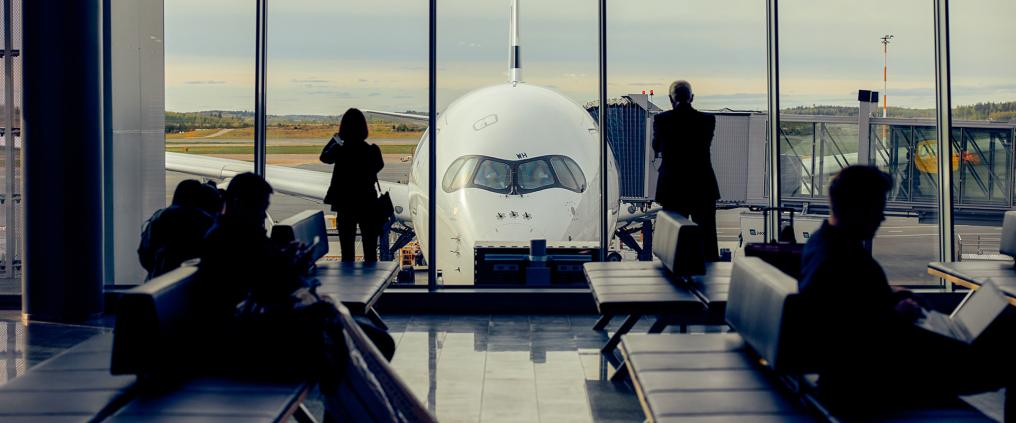 Matkustajat odottamassa lentokoneeseen pääsyä.