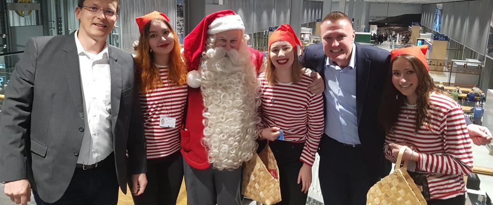Santa claus and a group of guests at Finnair's route openning