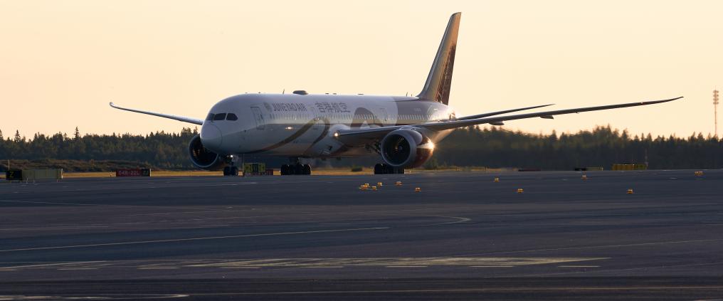 Juneyao Air'n lentokone kiitoradalla.