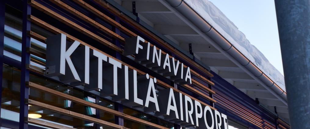 Lähikuva Kittilän lentoaseman nimikyltistä