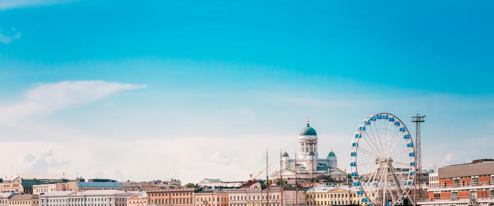 Helsinki-Vantaan kesäpysäköintikampanjan banneri, jossa kuva Helsingin keskustasta