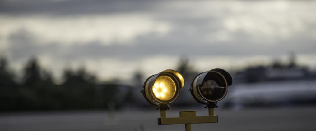 Lähikuva Helsinki-Vantaan kiitotievalosta