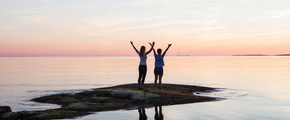 Lapsia vilkuttamassa kalliolla Ahvenanmaalla.