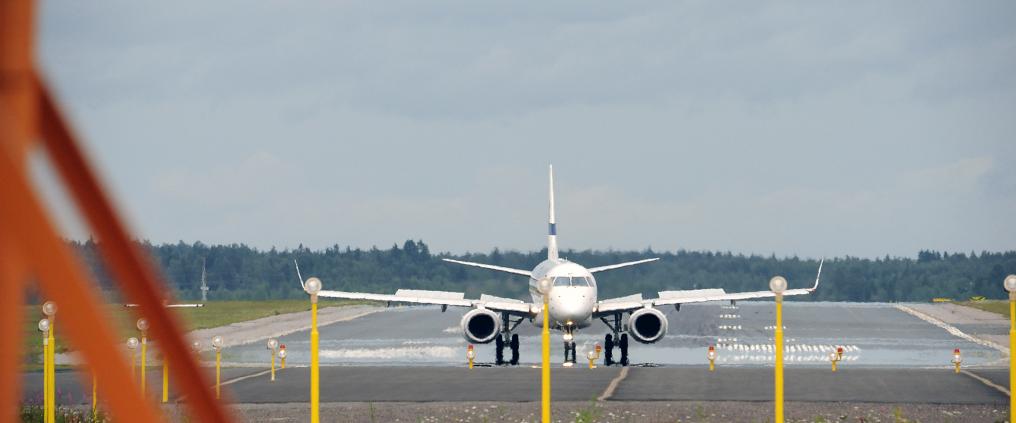 Lentokone kiitotien päässä