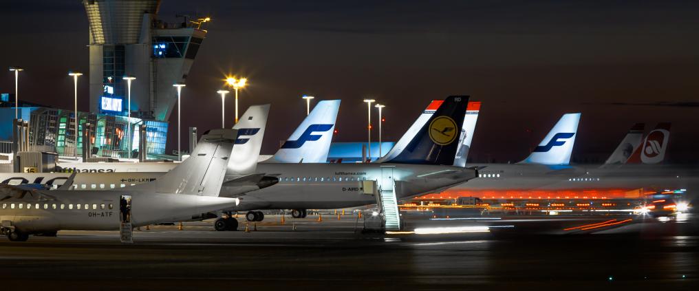 Helsinki-Vantaan lentoaseman ja rivi lentokoneita yöaikaan
